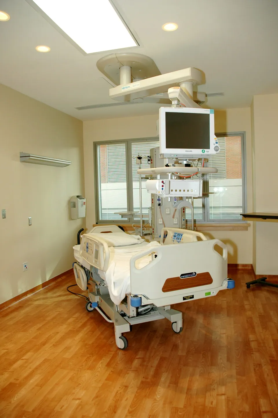 Hospital bed and biomedical monitoring equipment